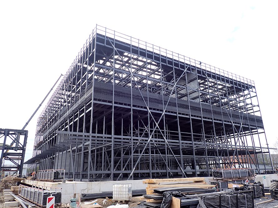 Faserverbundwerkstoffe im Hochbau: Die glasfaserverstärkten Kunststoffprofile, kurz GFK-Profile, der Zellkühltürme im Gas- und Dampfturbinenkraftwerk in Herne erhielten die Zustimmung im Einzelfall (ZiE). Außerdem wurde die vorhabenbezogene Bauartgenehmigung für einen Zellenkühlturm aus eben diesen GFK-Profilen erteilt. (© IMA Dresden)