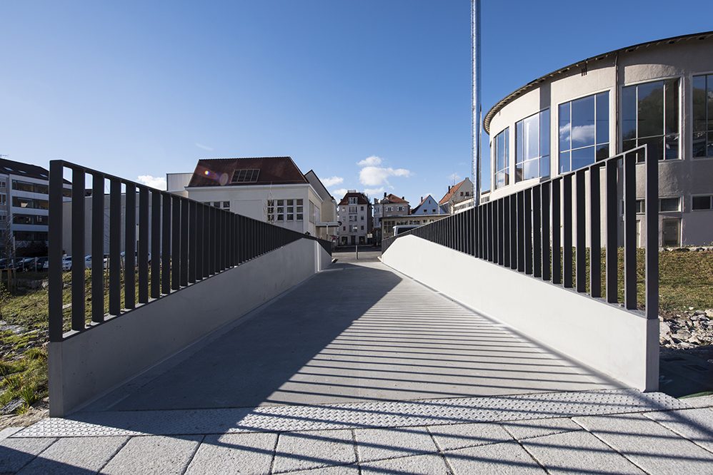 Carbonbetonbrücke in Ottenhöfen: Carbonbetonplatten auf Stahlträgern erwiesen sich als besonders wirtschaftliche und langlebige Lösung. (© solidian GmbH)