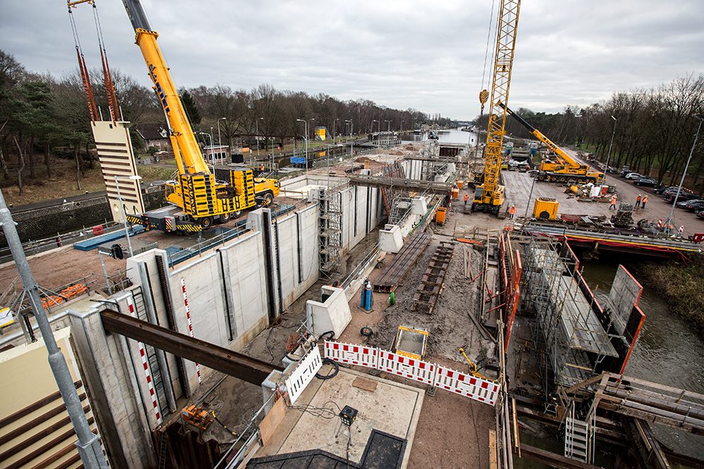Die weltweit größten Schleusentore aus Verbundwerkstoffen wurden Anfang 2021 im Wilhelmina-Kanal im niederländischen Tilburg installiert. Die riesigen, hochinnovativen Schleusentore wurden von FiberCore Europe mit Harzen von AOC hergestellt. Die Montage war aufgrund des geringen Gewichts der Teile im Vergleich zu Stahl und Holz relativ einfach. Die Verbundlösung wurde aufgrund ihrer verlängerten Lebenserwartung (über 80 Jahre), ihrer großen Haltbarkeit bei anhaltendem Kontakt mit Wasser und des minimalen Wartungsbedarfs ausgewählt. (© AOC)