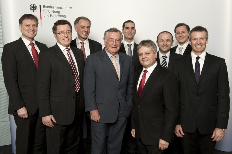 2012: Riesenerfolg für den CCeV - Die Spitzenclusterinitiative M·A·I Carbon gehört zu den Gewinnern im Spitzencluster-Wettbewerb des Bundesministeriums für Bildung und
Forschung.
Die Teilnehmer der Präsentation zum M·A·I Carbon Spitzencluster am 17.1.2012 (v.l.n.r.): Dr. Hans Schleicher, Bayerisches Staatsministerium
für Wirtschaft, Verkehr und Technologie; Heinrich Timm,
AUDI AG; Prof. Dr. Klaus Drechsler, TUM LCC; Robert Koehler, Vorstandsvorsitzender SGL Group; Rainer Kehrle, Clustermanager; Dr. Hubert Jäger, SGL Group; Murat Aksel, BMW; Dr. Matthias Wendt, Inno-focus Businessconsulting und Bertram Staudenmaier, Voith GmbH.
(Bildquelle: Bundesministerium für Bildung und Forschung)