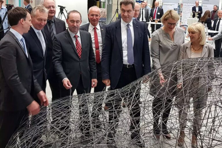 2019: Mit 40 Millionen Euro treibt Bayern die Forschung zu Leichtbauwerkstoffen und Digitalisierung von Fertigungsprozessen in der bayerischen Luft- und Raumfahrt-Industrie voran. Das gaben Ministerpräsident Dr. Markus Söder und Wirtschaftsminister Hubert Aiwanger im Mai 2019 im Technologiezentrum Augsburg bekannt.
Im Bild: (v.l.): Dr. Tjark von Reden (MAI Carbon), Joachim Nägele (Premium Aerotec), Bernhard Pohl (MdL), Wirtschaftsminister Hubert Aiwanger, Heinz Voggenreiter (DLR), Ministerpräsident Dr. Markus Söder, Eva Weber (Stadt Augsburg) und Carolina Trautner (Staatssekretärin).