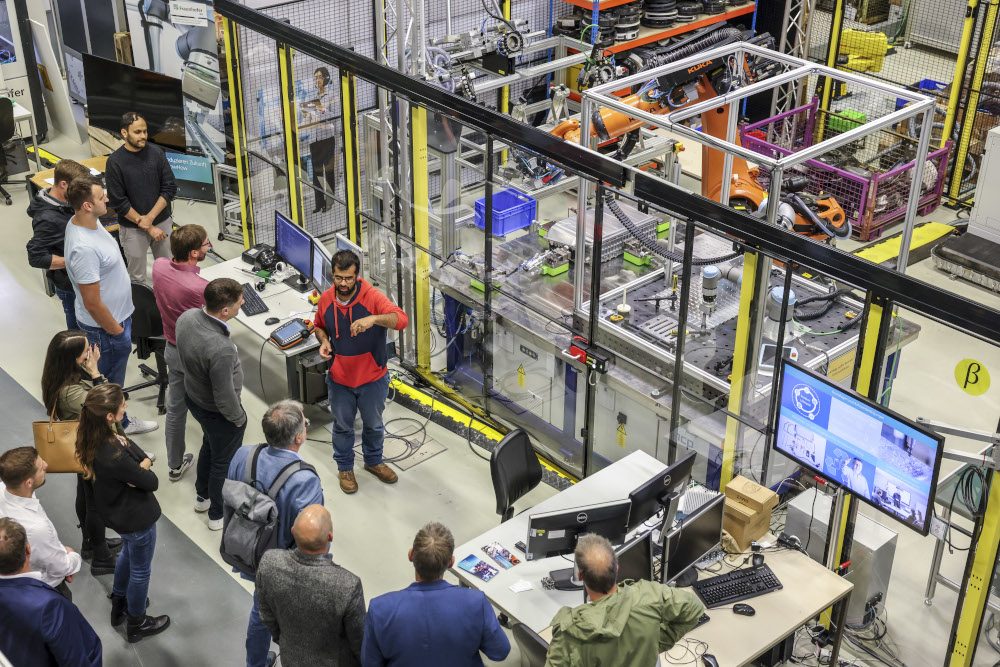 Eine Führung durch die Labore des Fraunhofer IPA rundete den Tag ab und bot spannende Einblicke in die aktuelle Forschung